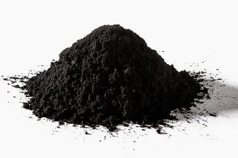 Carbón vexetal en latte negro