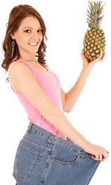 Rapaza de piña con piña